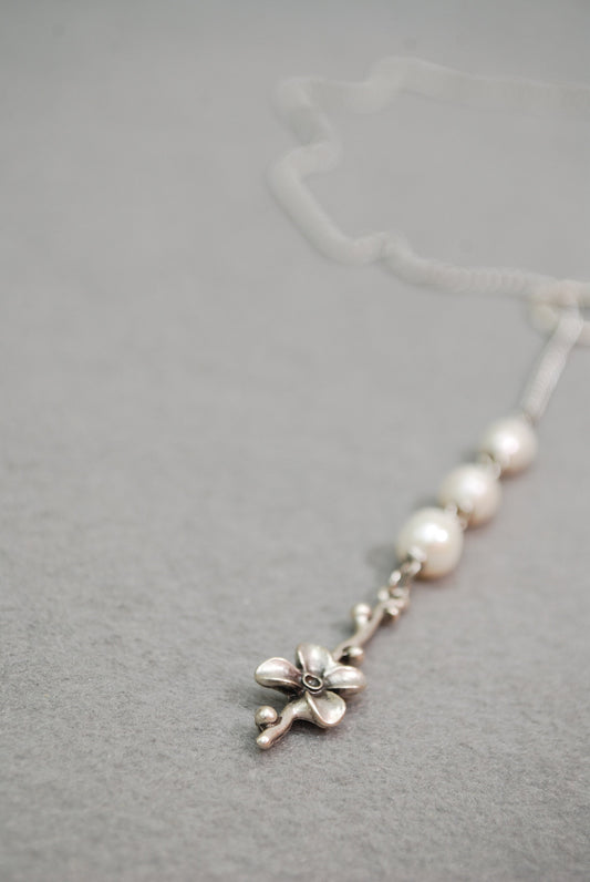 Stainless steel chain y necklace, floral silver tone charm necklace, ring choker, Estibela, freshwater pearl