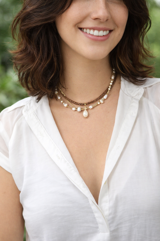 Mehrreihige Leder-Halskette mit Süßwasserperlen – Boho Choker im Lagen-Look