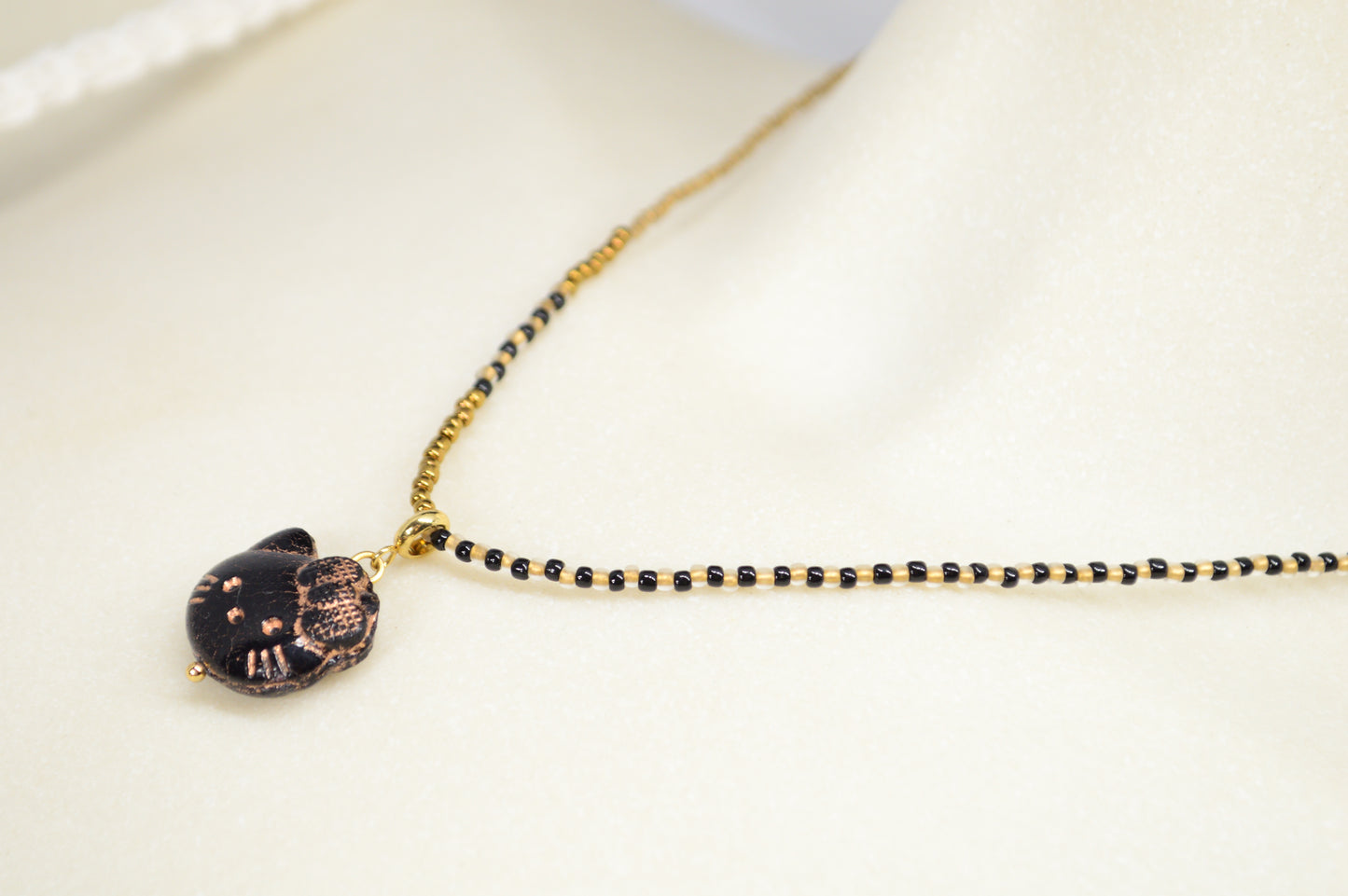 Collier avec pendentif chat – Choker en perles en 3 couleurs
