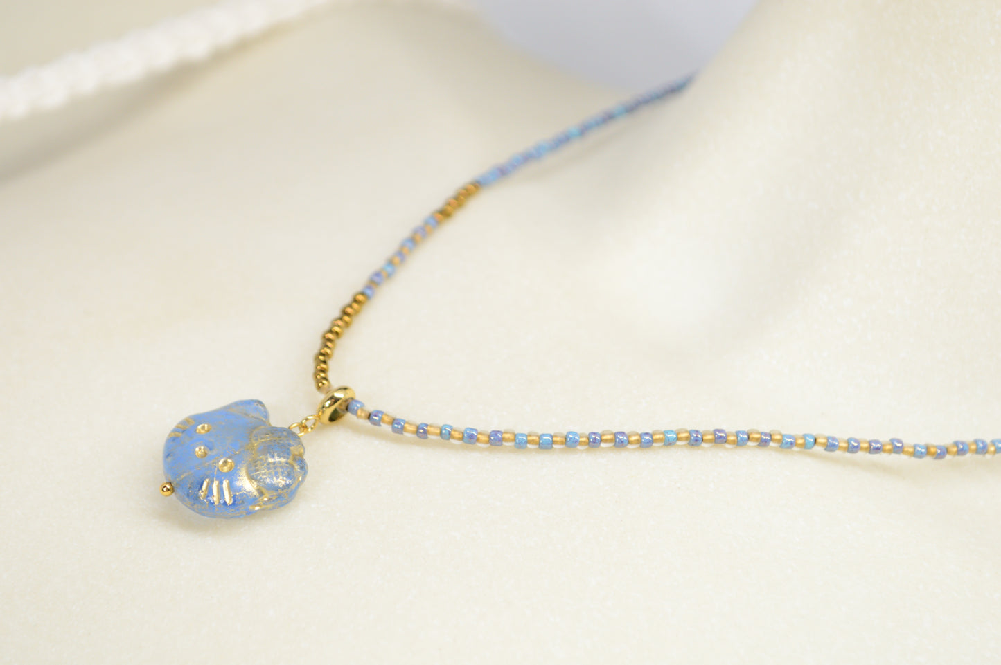 Collier avec pendentif chat – Choker en perles en 3 couleurs
