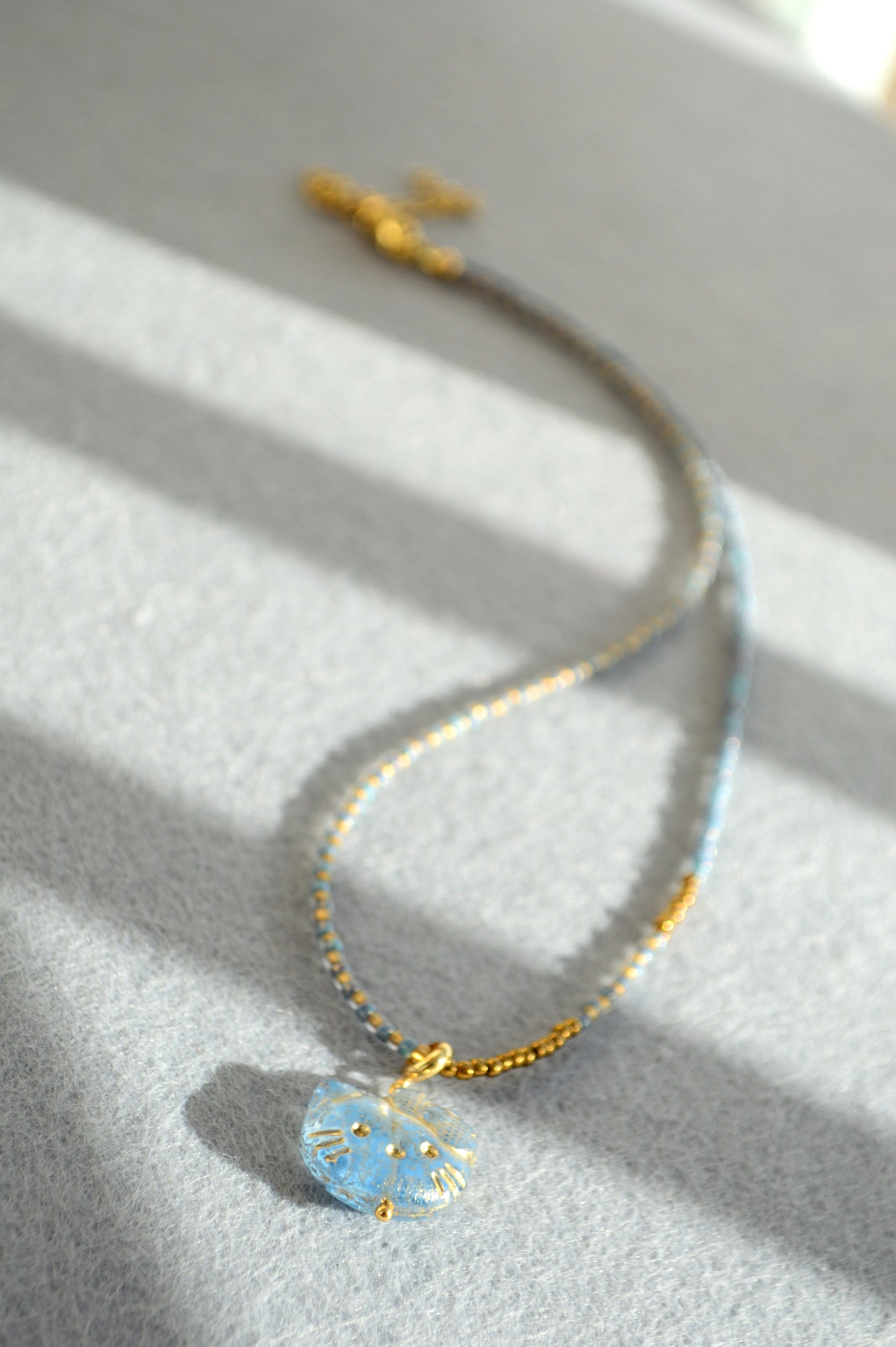 Collier avec pendentif chat – Choker en perles en 3 couleurs
