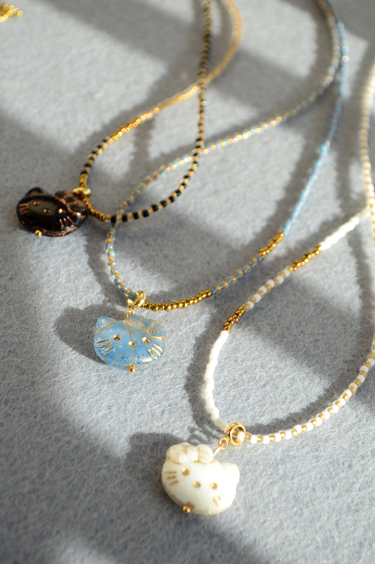 Collier avec pendentif chat – Choker en perles en 3 couleurs
