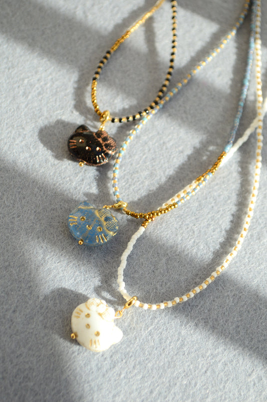 Collar con colgante de gato – Choker de cuentas en 3 colores
