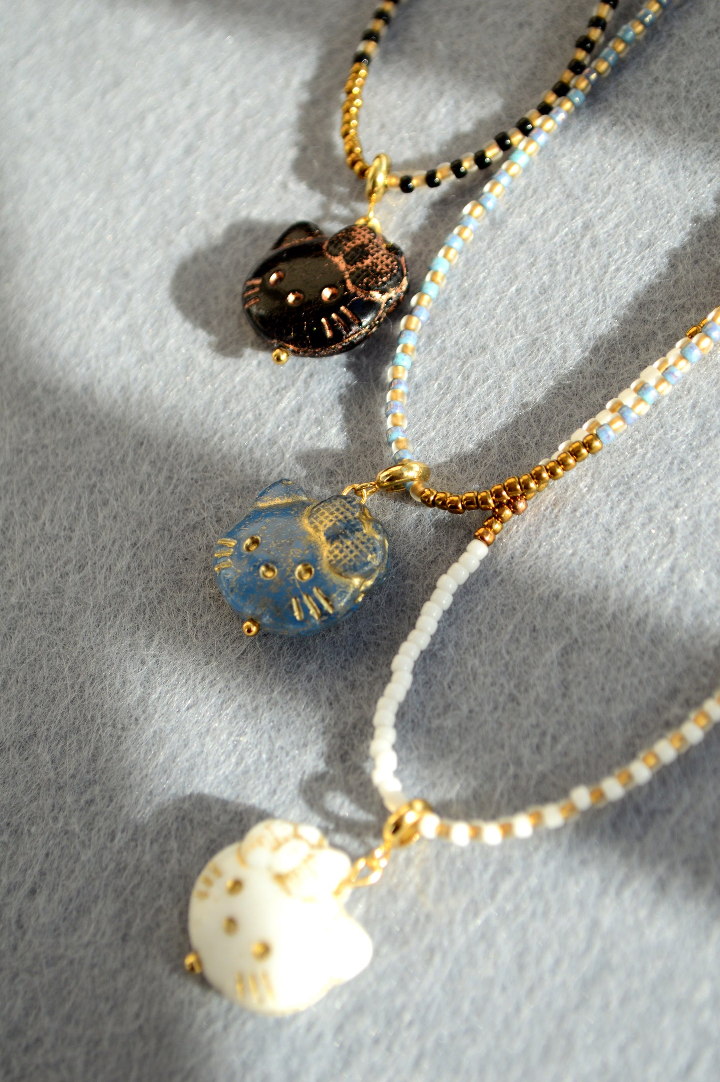Collier avec pendentif chat – Choker en perles en 3 couleurs
