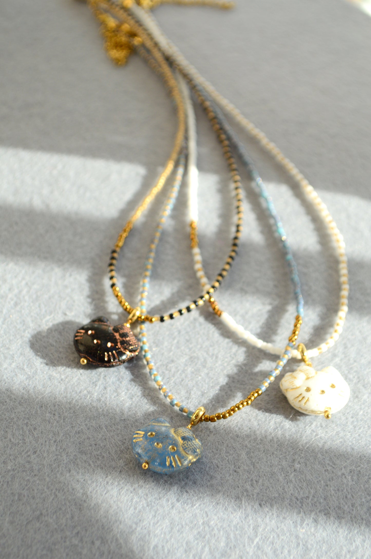 Collier avec pendentif chat – Choker en perles en 3 couleurs
