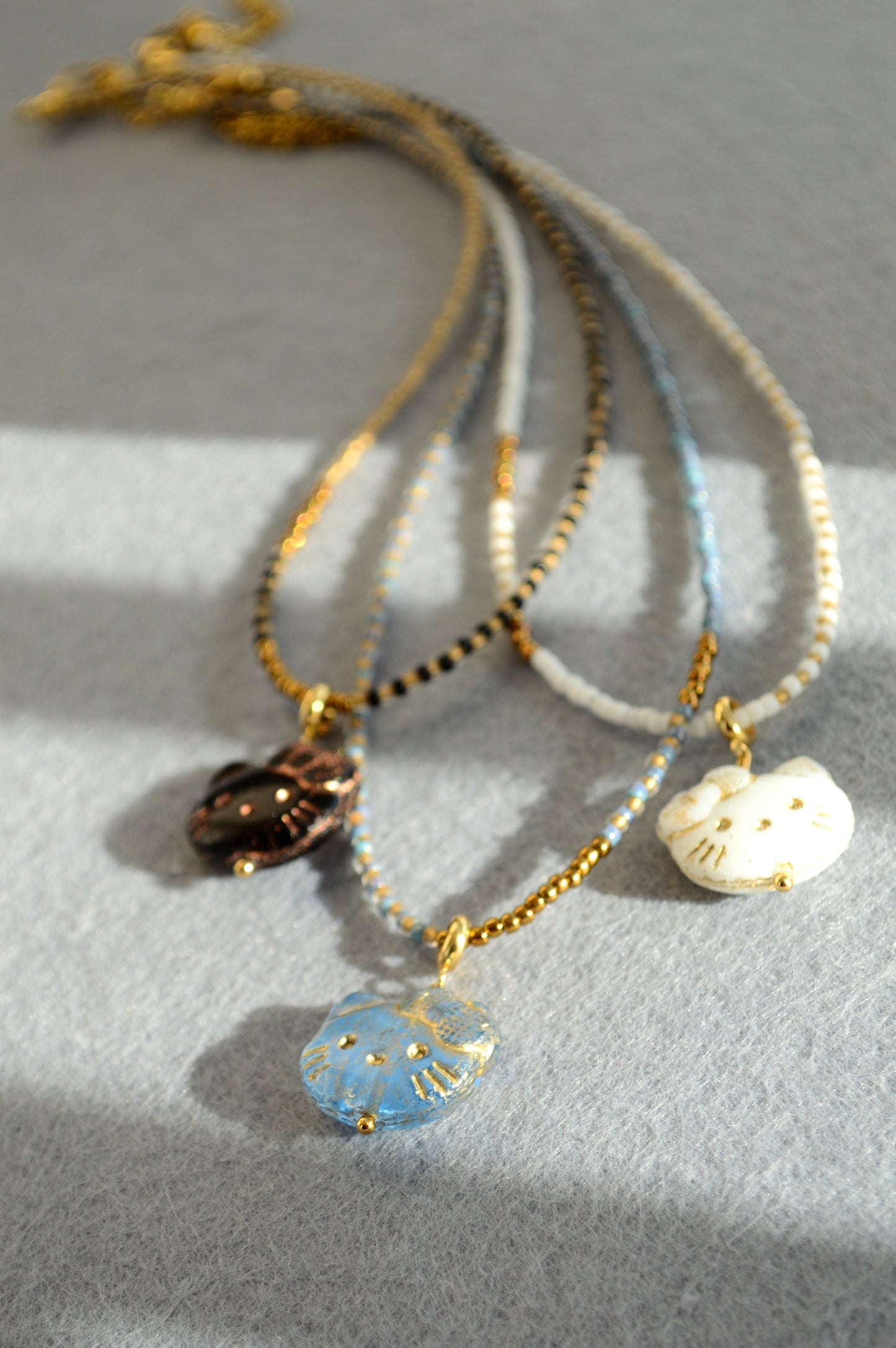 Collier avec pendentif chat – Choker en perles en 3 couleurs
