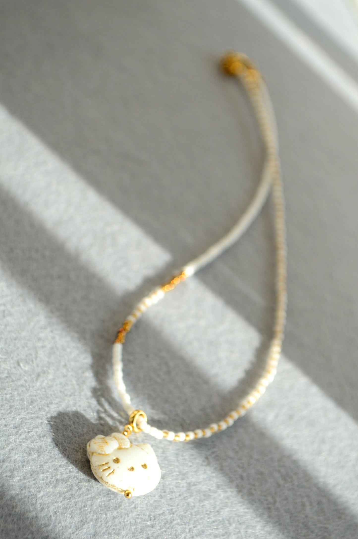 Collier avec pendentif chat – Choker en perles en 3 couleurs
