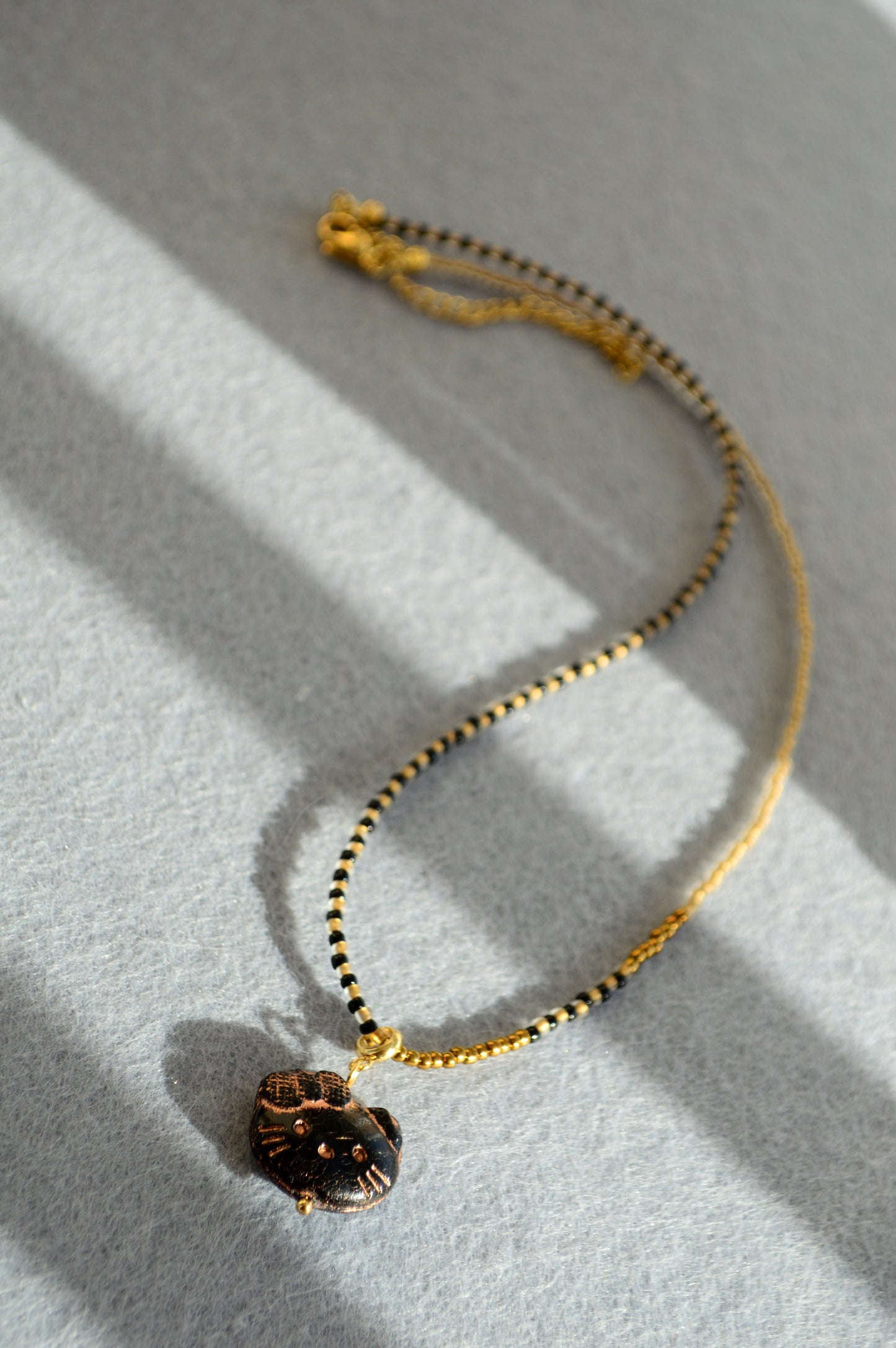 Collier avec pendentif chat – Choker en perles en 3 couleurs
