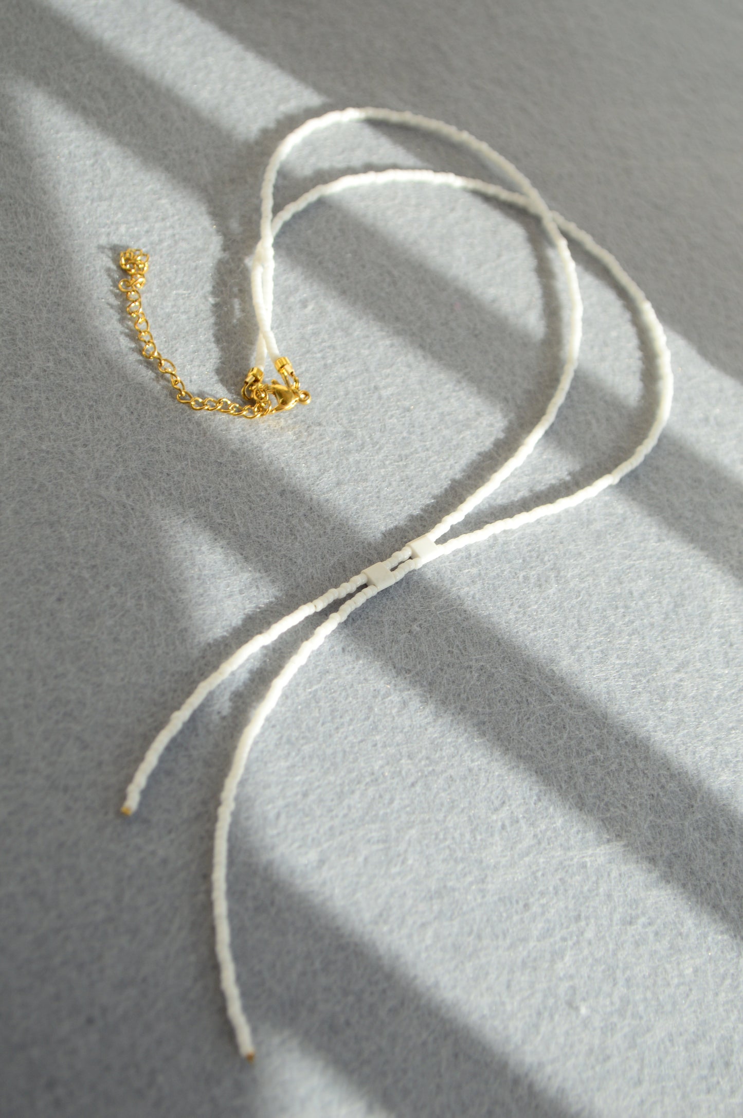 Collar lariat Snow Tie – Collar tipo lazo de cuentas blancas minimalista
