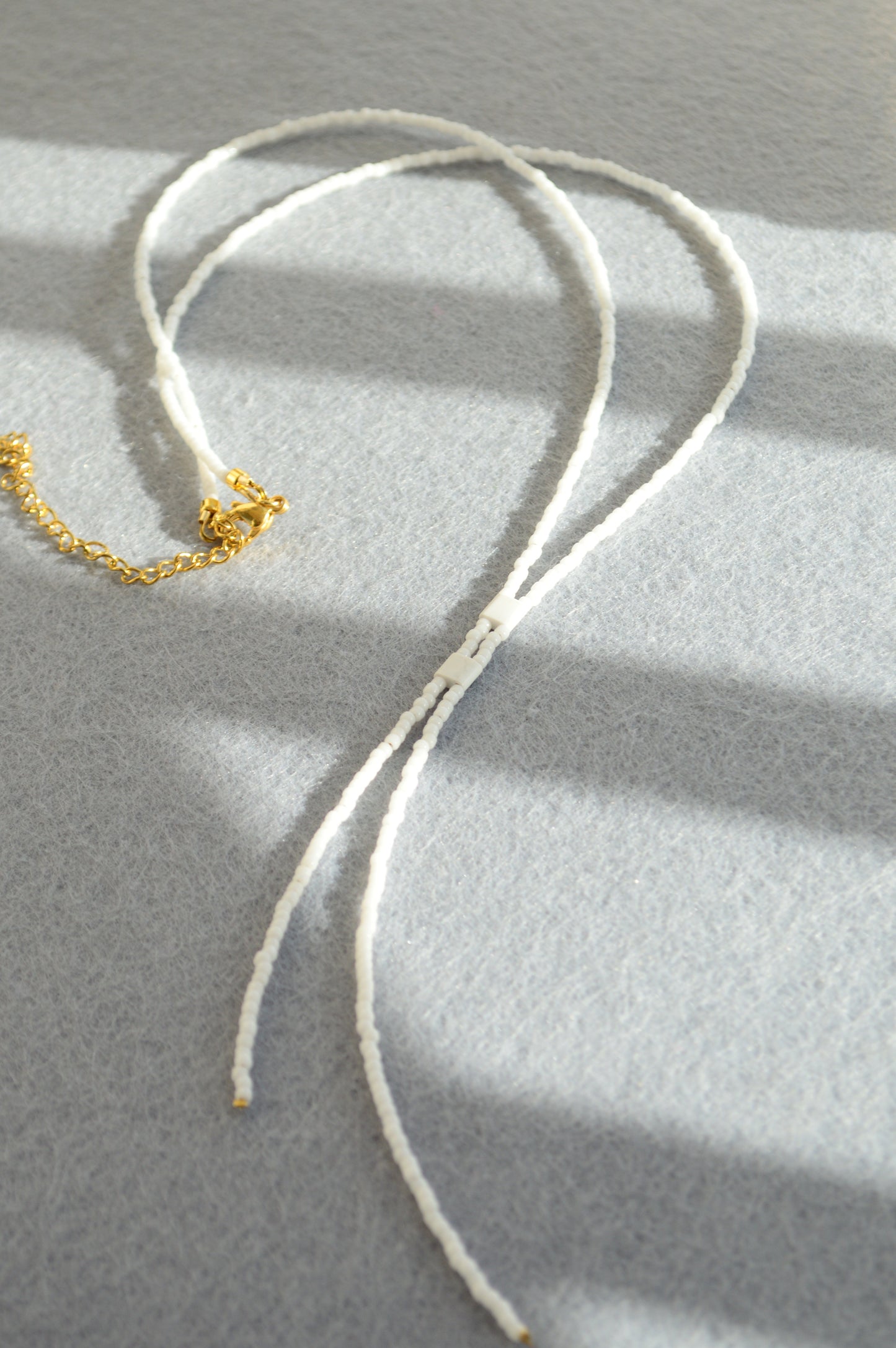 Collar lariat Snow Tie – Collar tipo lazo de cuentas blancas minimalista
