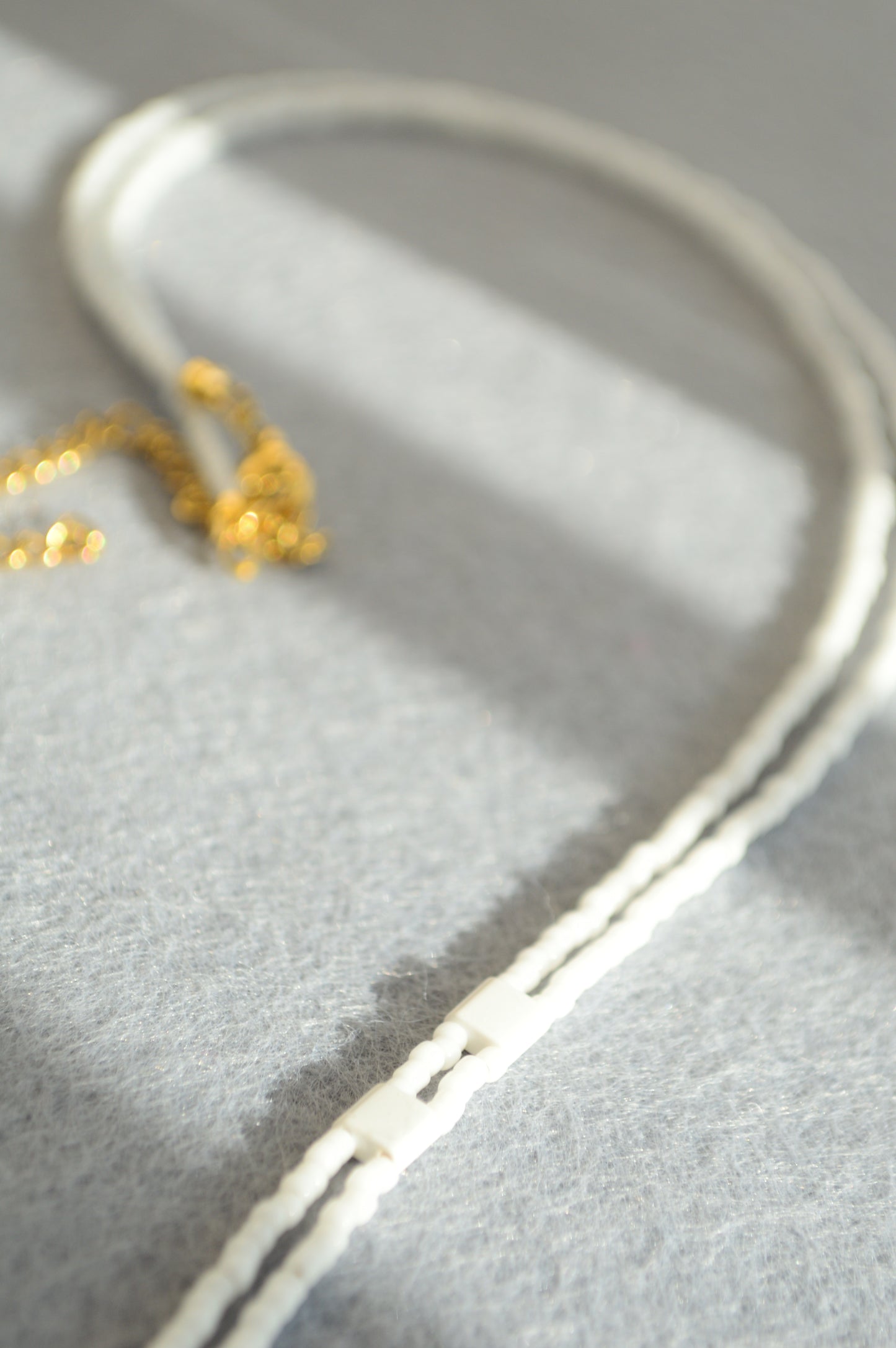 Collar lariat Snow Tie – Collar tipo lazo de cuentas blancas minimalista
