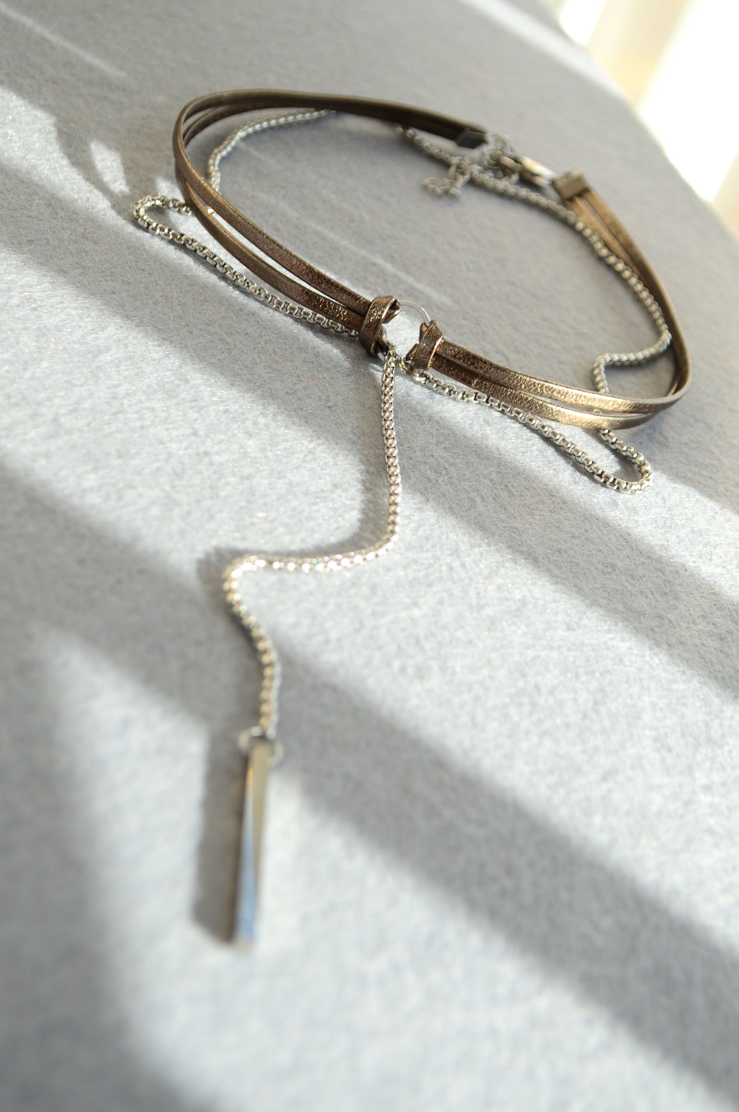 Collier cravate en cuir avec pendentif en acier inoxydable – Choker lariat en cuir marron
