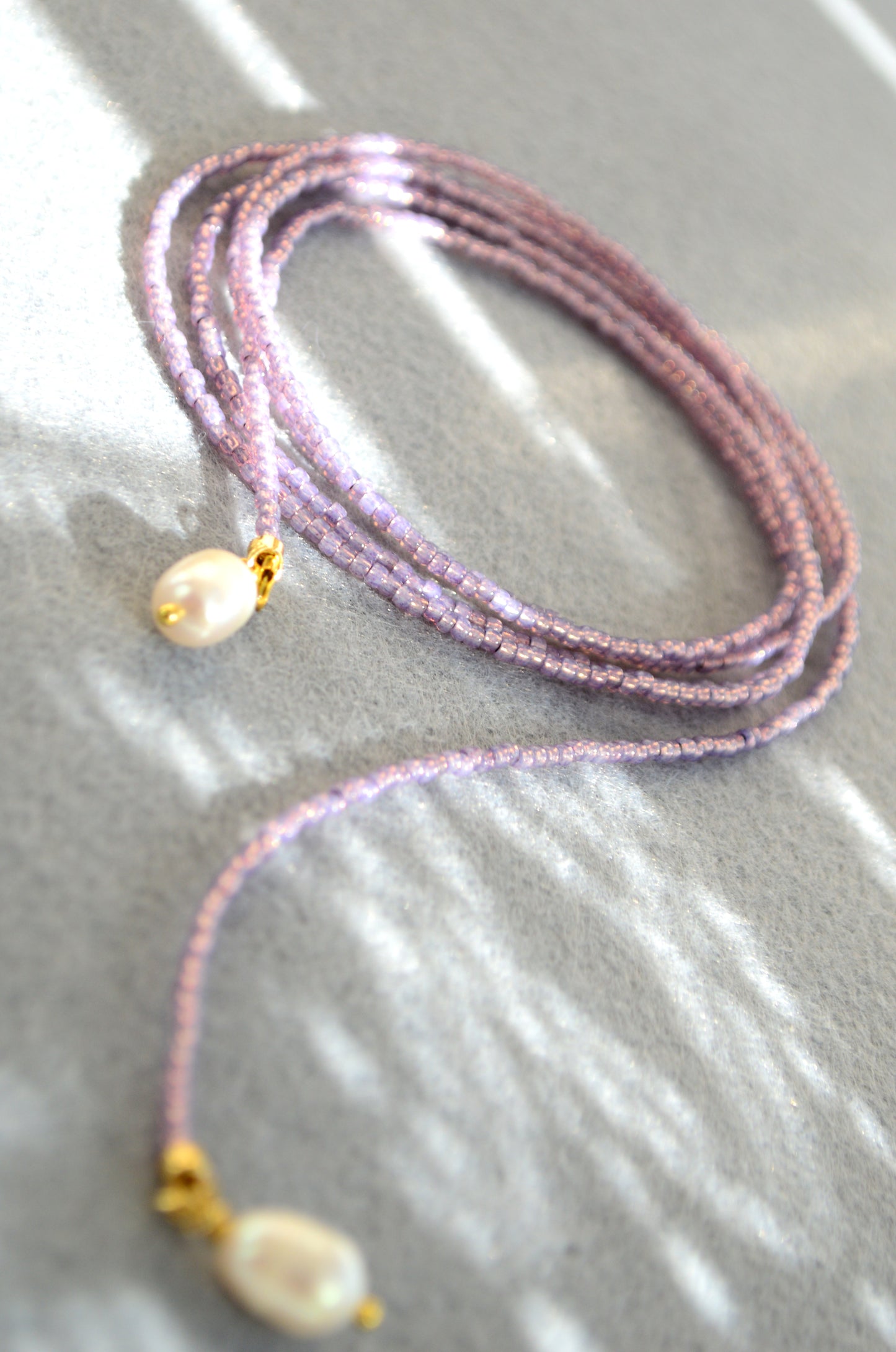 Collares lariat boho de cuentas coloridas – collar en Y envolvente hecho a mano con perlas de agua dulce – azul, lavanda, morado, rojo ladrillo, coral
