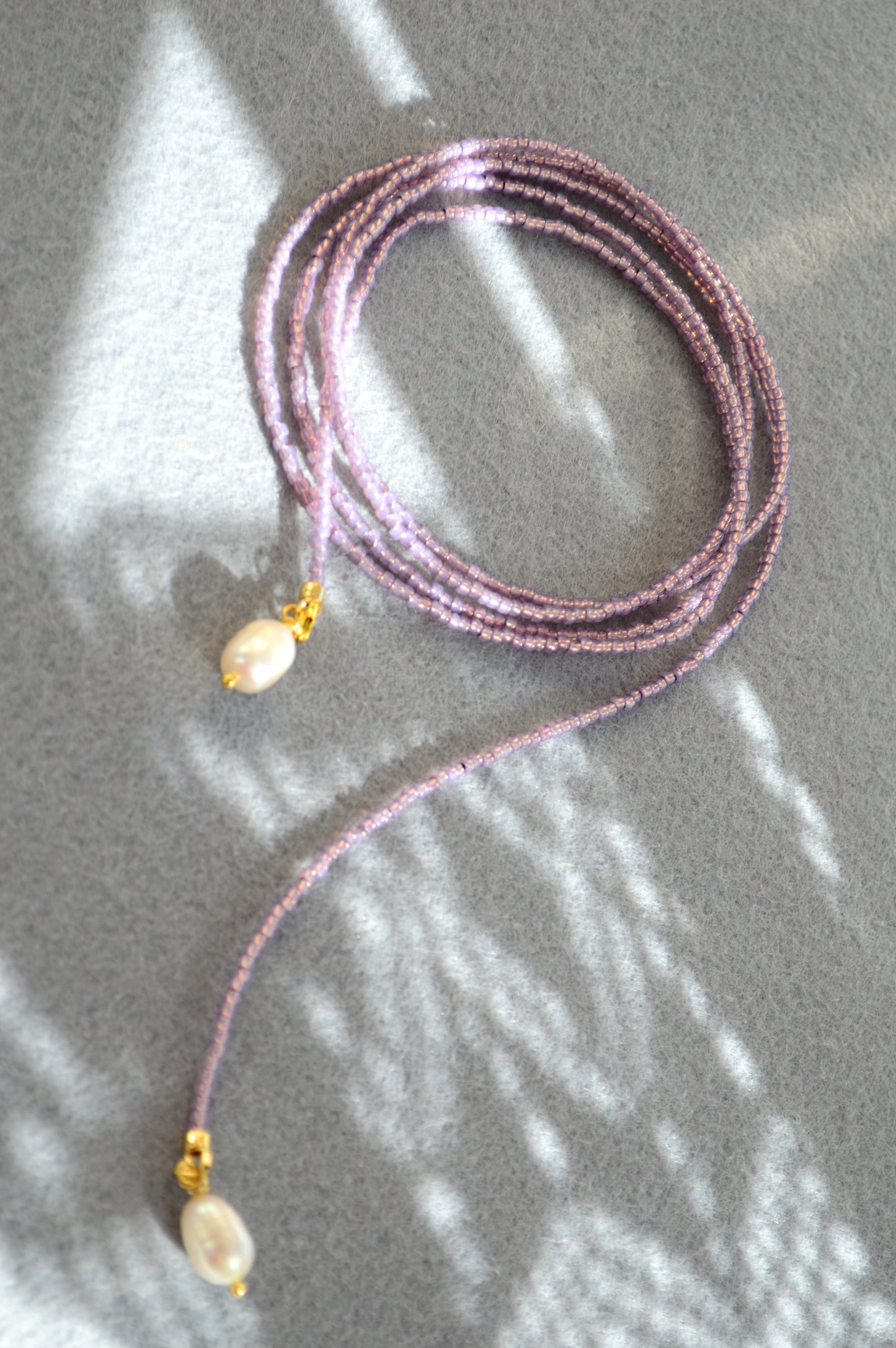 Collares lariat boho de cuentas coloridas – collar en Y envolvente hecho a mano con perlas de agua dulce – azul, lavanda, morado, rojo ladrillo, coral
