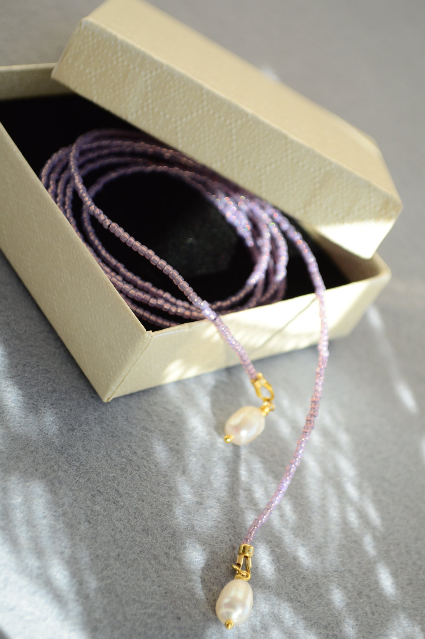 Collares lariat boho de cuentas coloridas – collar en Y envolvente hecho a mano con perlas de agua dulce – azul, lavanda, morado, rojo ladrillo, coral
