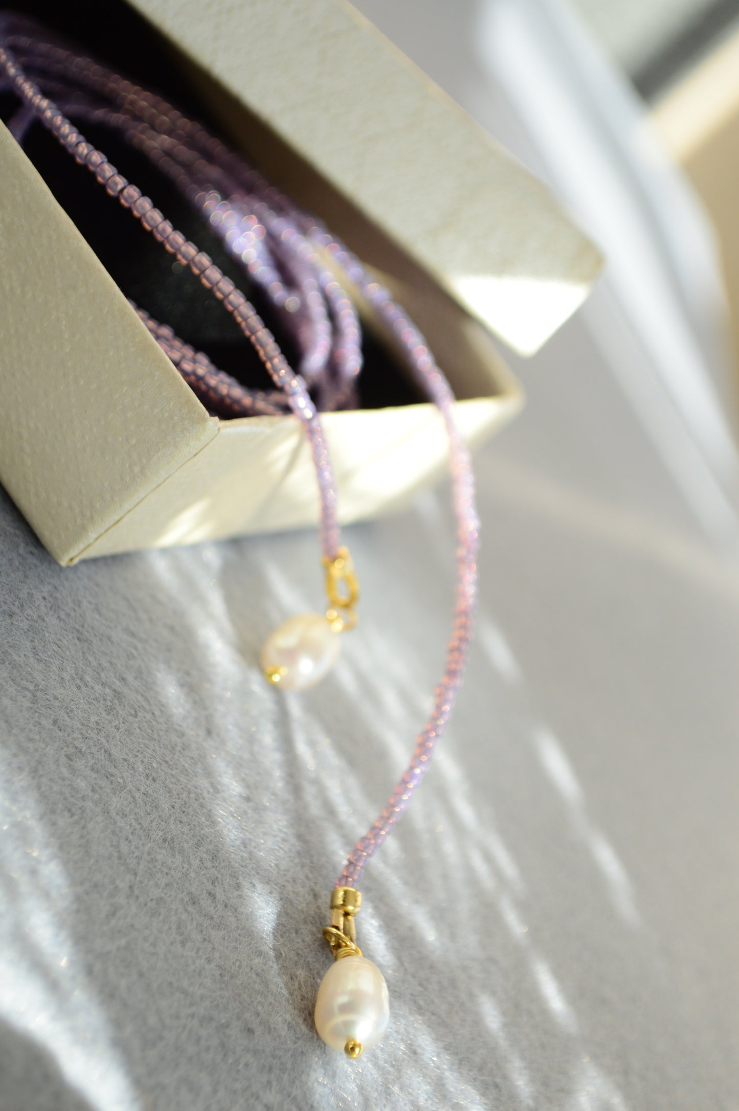 Collares lariat boho de cuentas coloridas – collar en Y envolvente hecho a mano con perlas de agua dulce – azul, lavanda, morado, rojo ladrillo, coral
