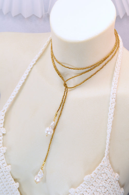 Collar largo con perla colgante – cuentas doradas y perla barroca
