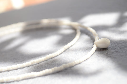 Doppelreihiger Choker aus Glas-Rocailles mit Glasakzent – Minimalistische Halskette aus Perlen
