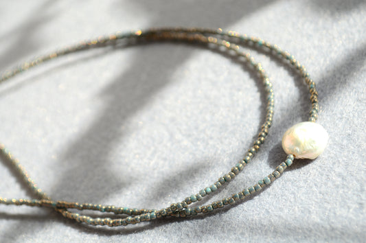 Collar gargantilla azul grisáceo de rocallas con perla de agua dulce – Collar minimalista de doble vuelta
