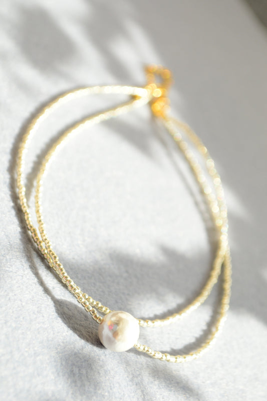 Minimalistischer Choker mit Perlmutt – Doppelte Halskette aus Glas-Rocailles
