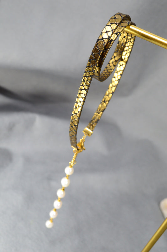 Choker en tono dorado con perla colgante