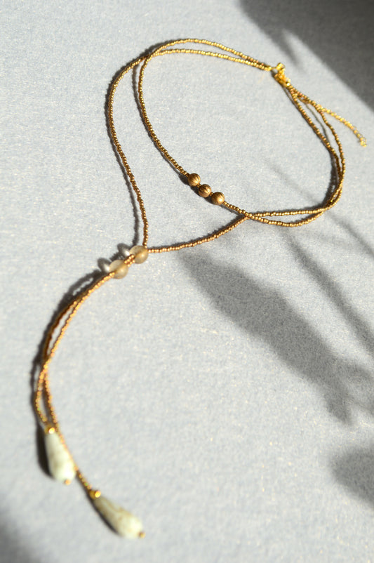 Collier lariat doré en rocailles avec gouttes en verre effet marbre blanc – Collier Y minimaliste réglable

