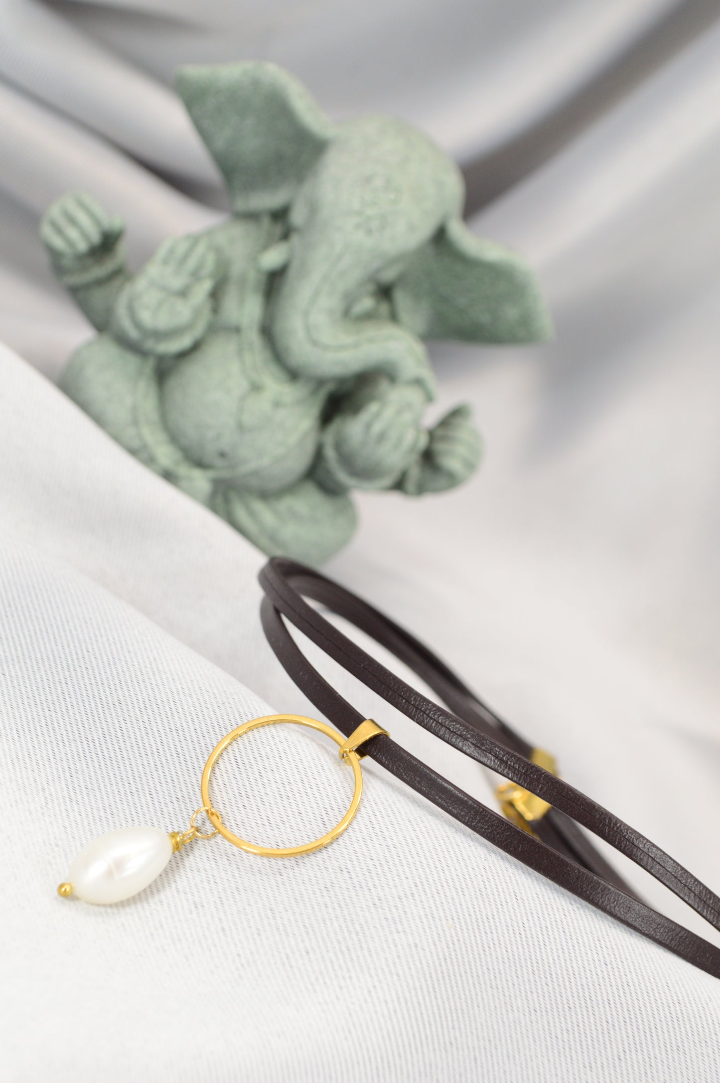 Brown Leather Choker with Gold Ring & Freshwater Pearl – Adjustable