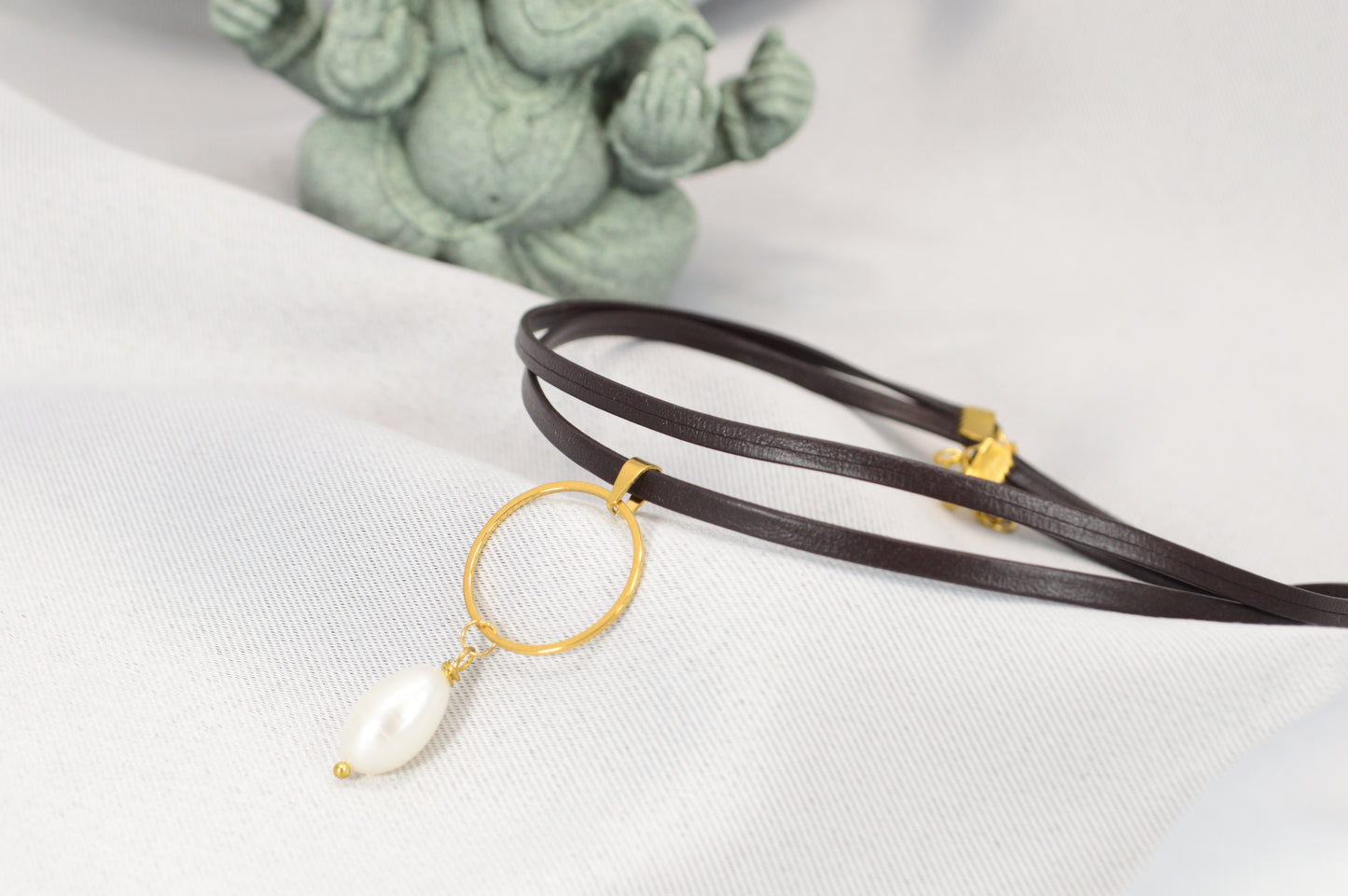 Brown Leather Choker with Gold Ring & Freshwater Pearl – Adjustable
