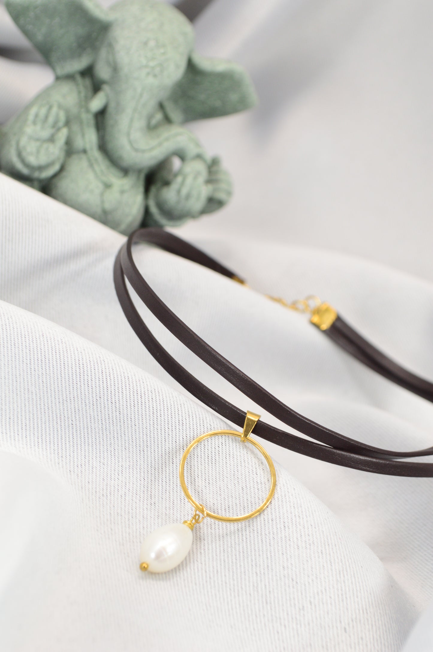 Brown Leather Choker with Gold Ring & Freshwater Pearl – Adjustable