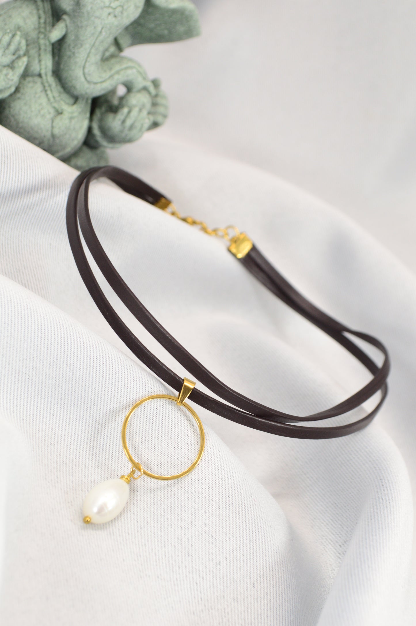 Brown Leather Choker with Gold Ring & Freshwater Pearl – Adjustable
