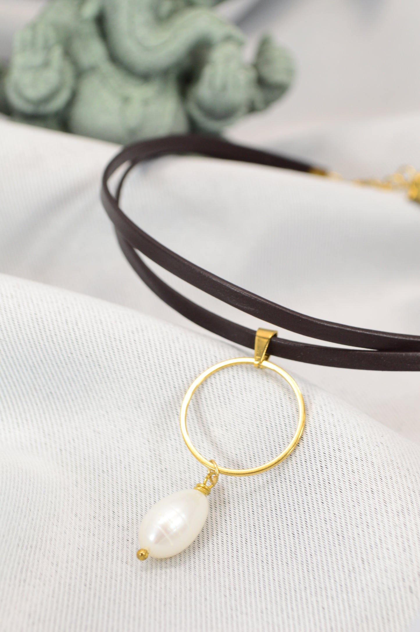 Brown Leather Choker with Gold Ring & Freshwater Pearl – Adjustable