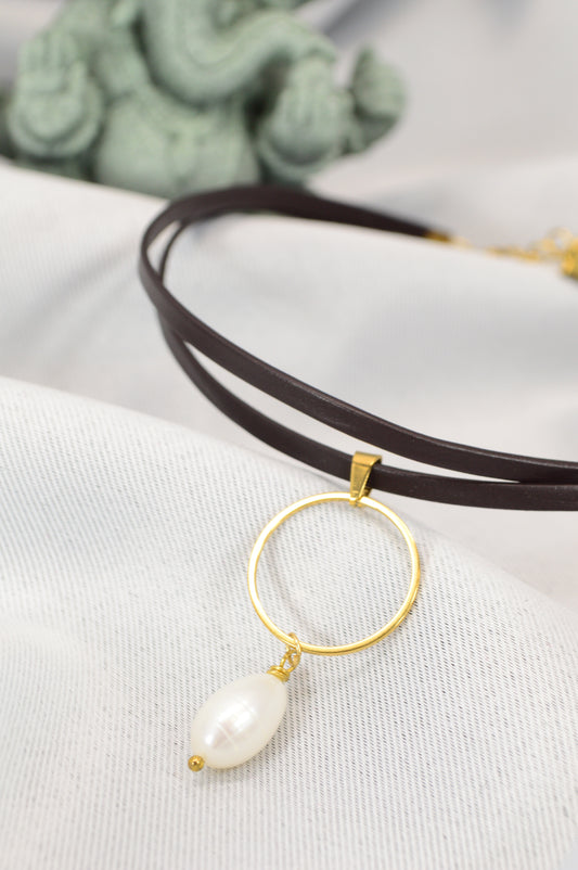 Brown Leather Choker with Gold Ring & Freshwater Pearl – Adjustable