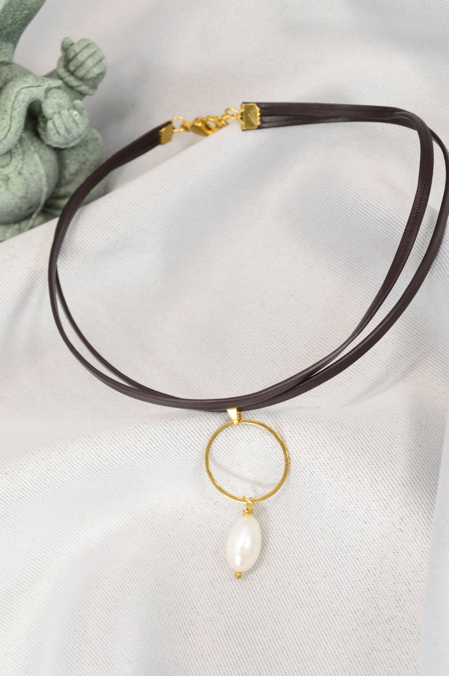 Brown Leather Choker with Gold Ring & Freshwater Pearl – Adjustable