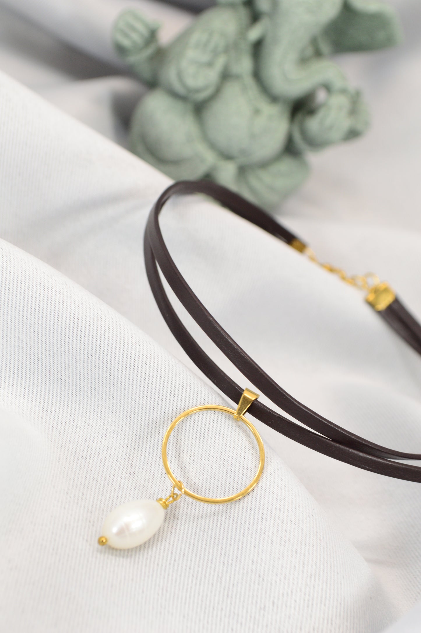 Brown Leather Choker with Gold Ring & Freshwater Pearl – Adjustable