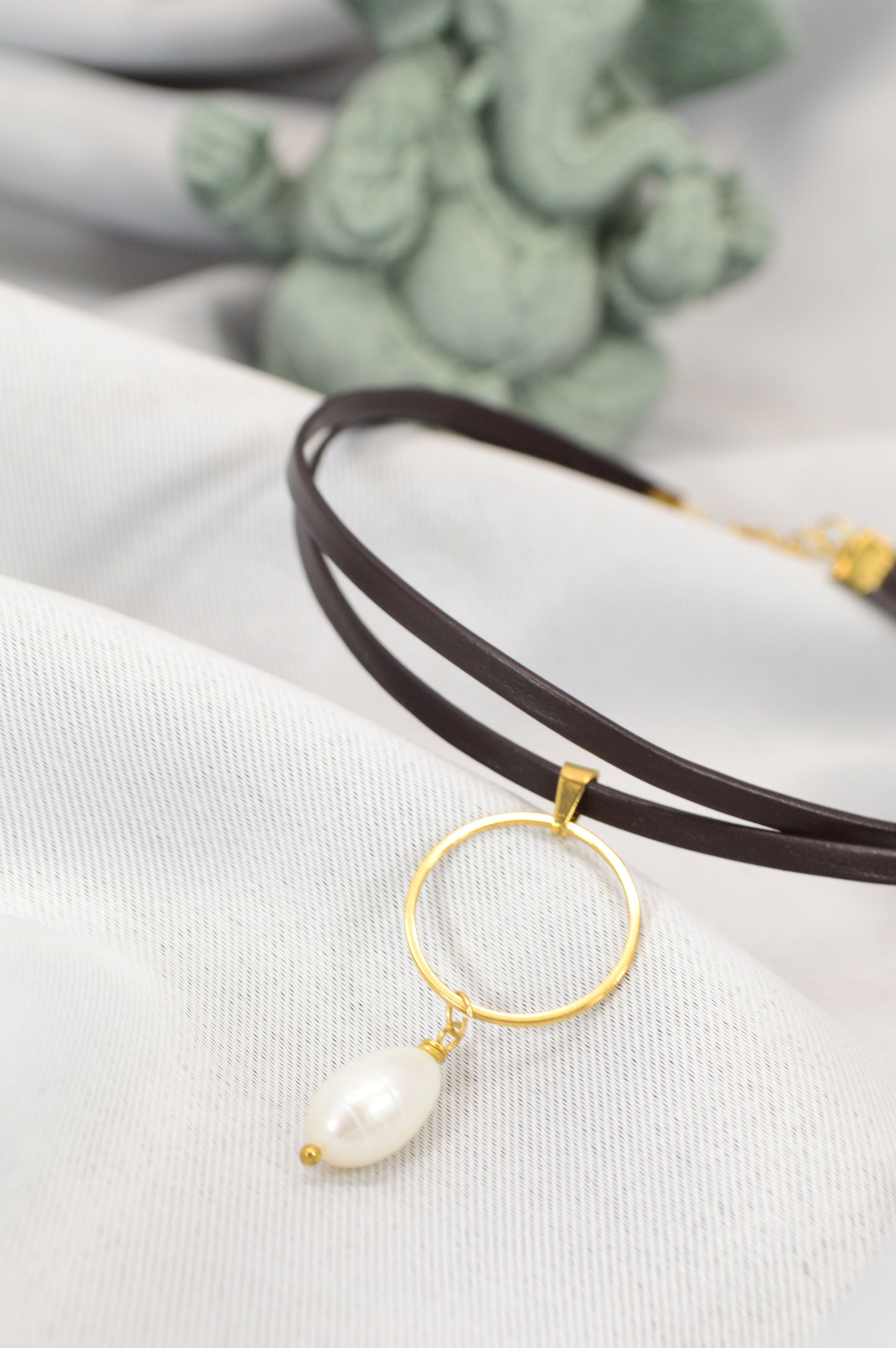 Brown Leather Choker with Gold Ring & Freshwater Pearl – Adjustable