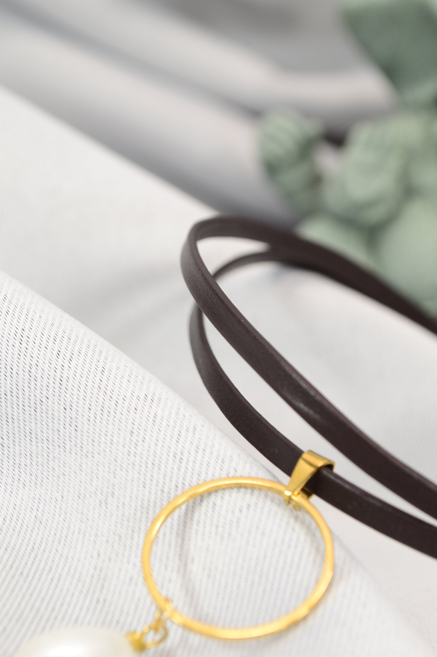 Brown Leather Choker with Gold Ring & Freshwater Pearl – Adjustable