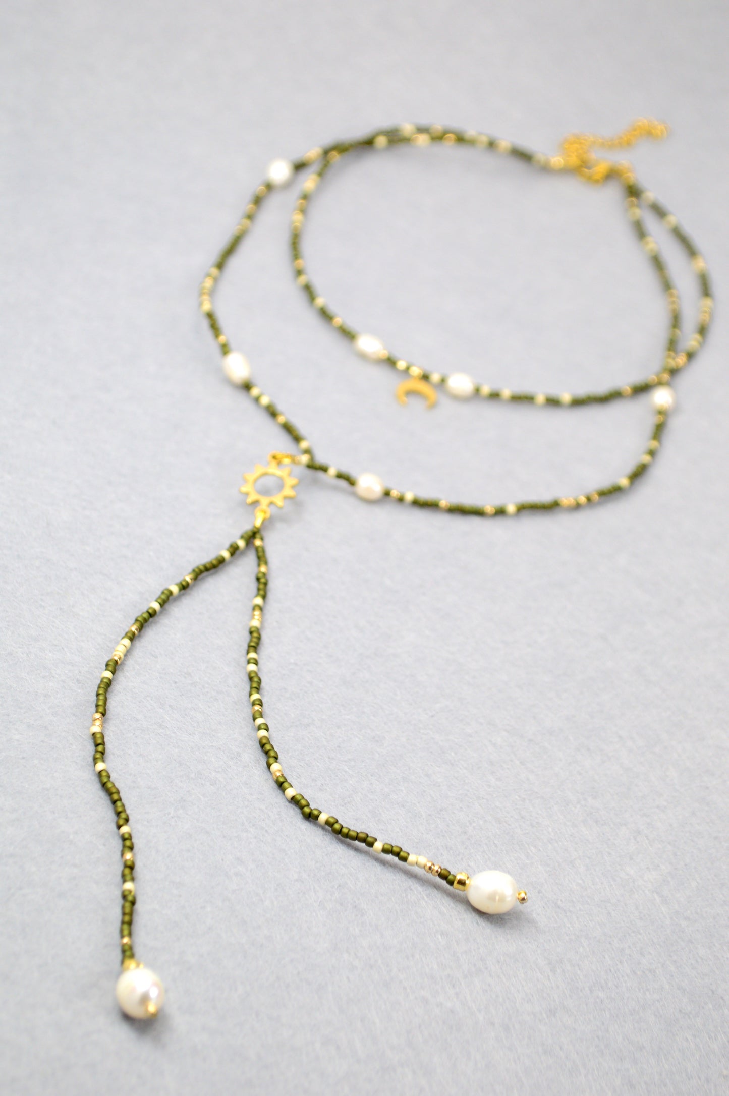 Olive Eclipse Collar Y de varias vueltas con sol y luna