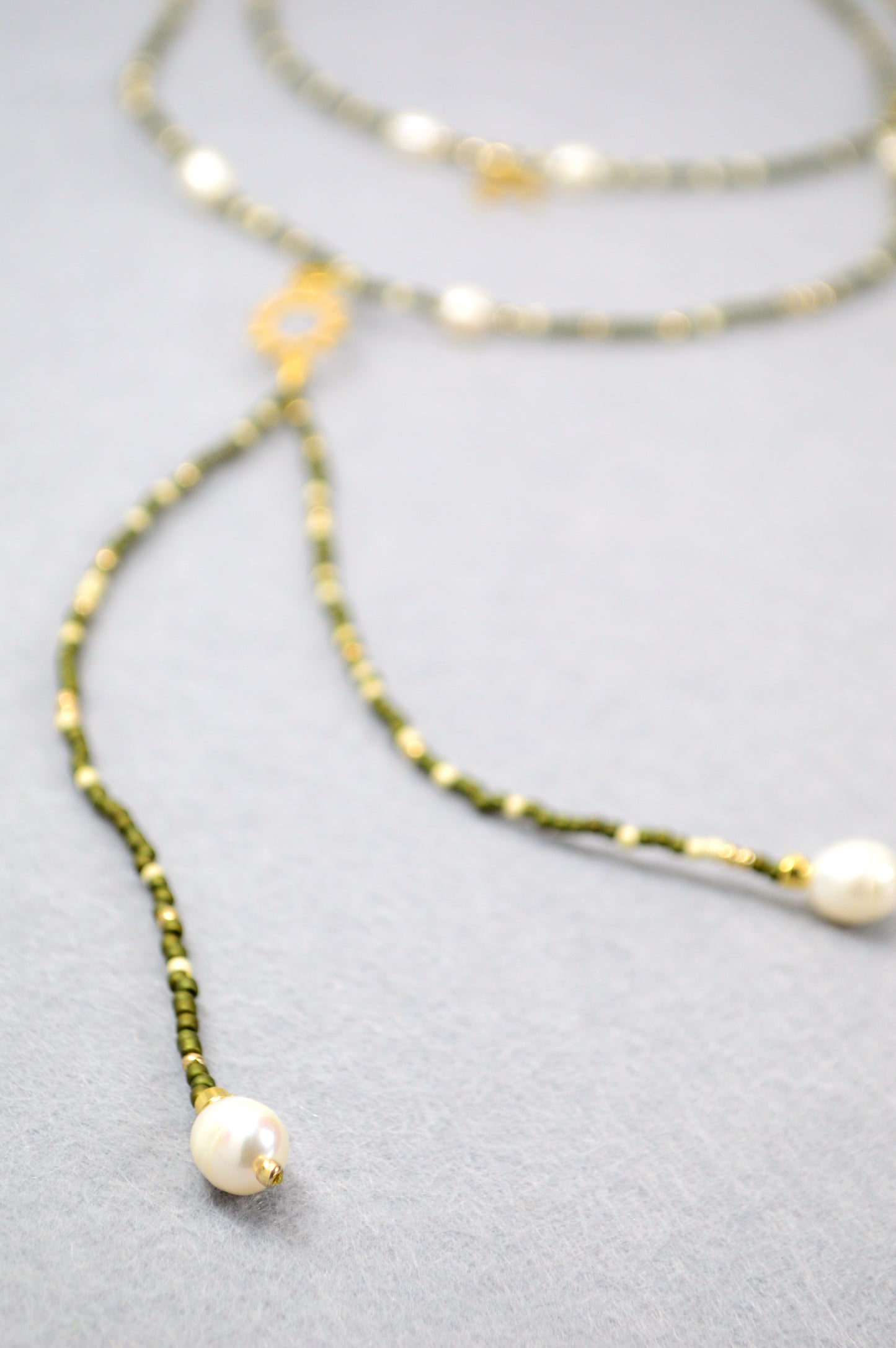 Olive Eclipse Collar Y de varias vueltas con sol y luna