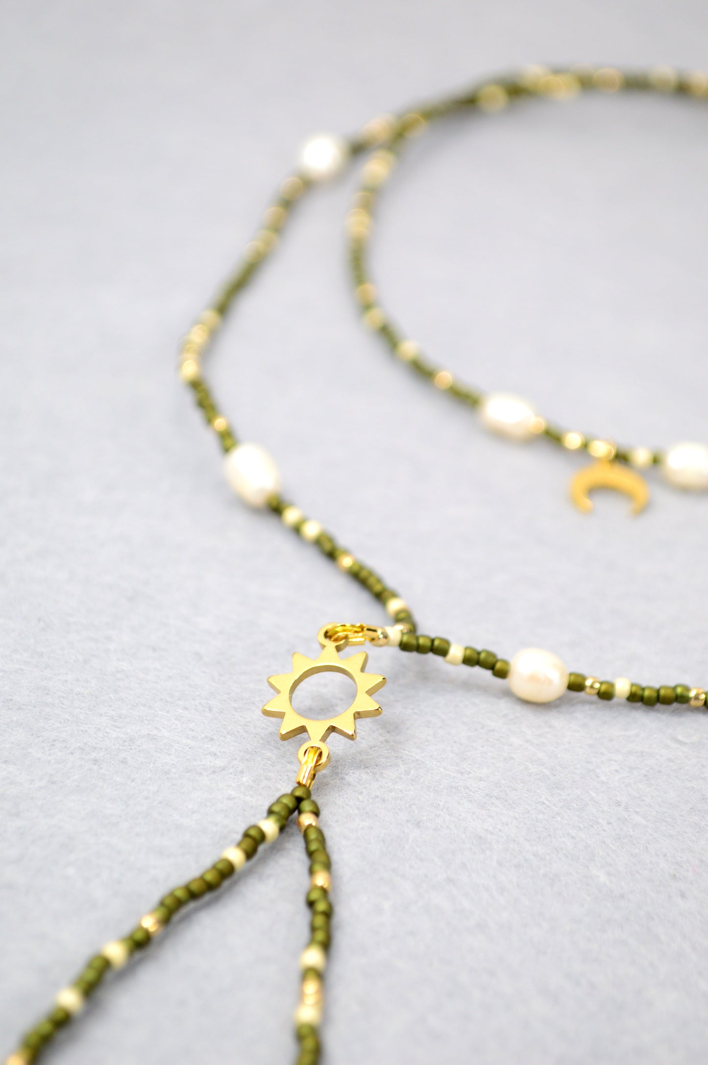 Olive Eclipse Collar Y de varias vueltas con sol y luna