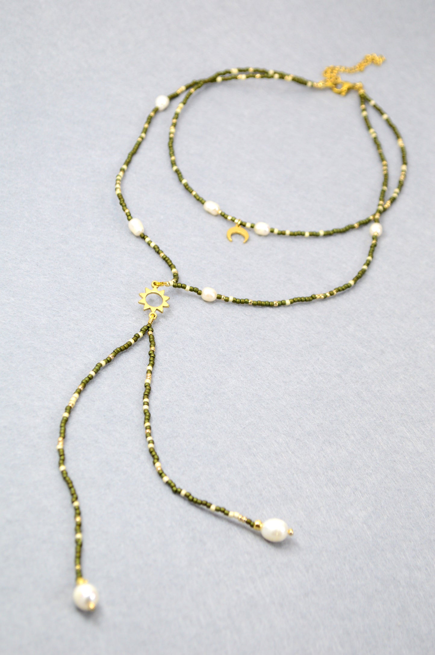 Olive Eclipse Collar Y de varias vueltas con sol y luna