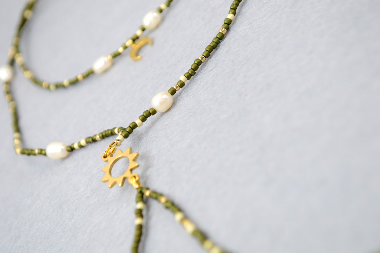 Olive Eclipse Collar Y de varias vueltas con sol y luna