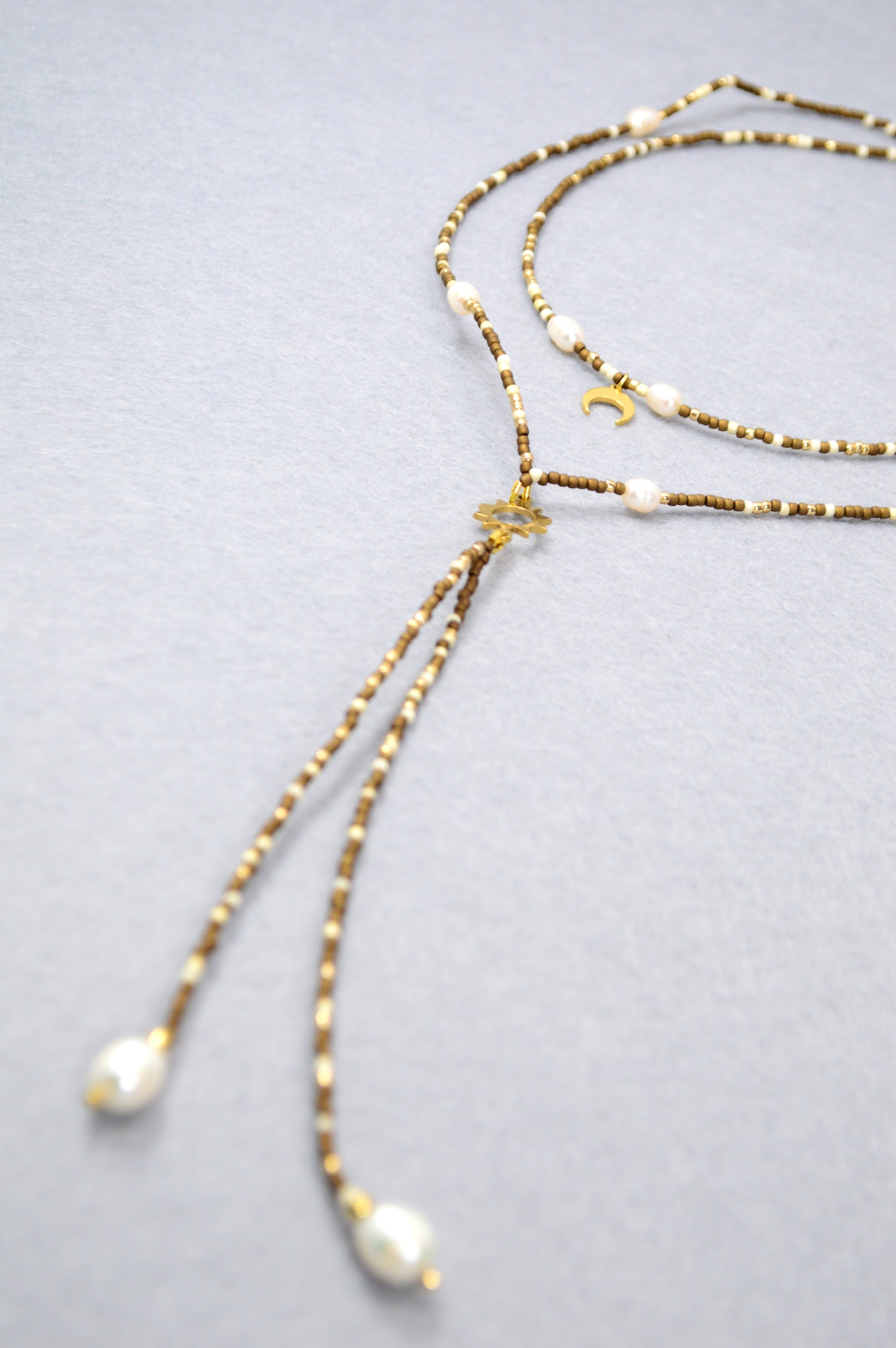 Golden Earth Collier Y marron à plusieurs rangs avec soleil et lune