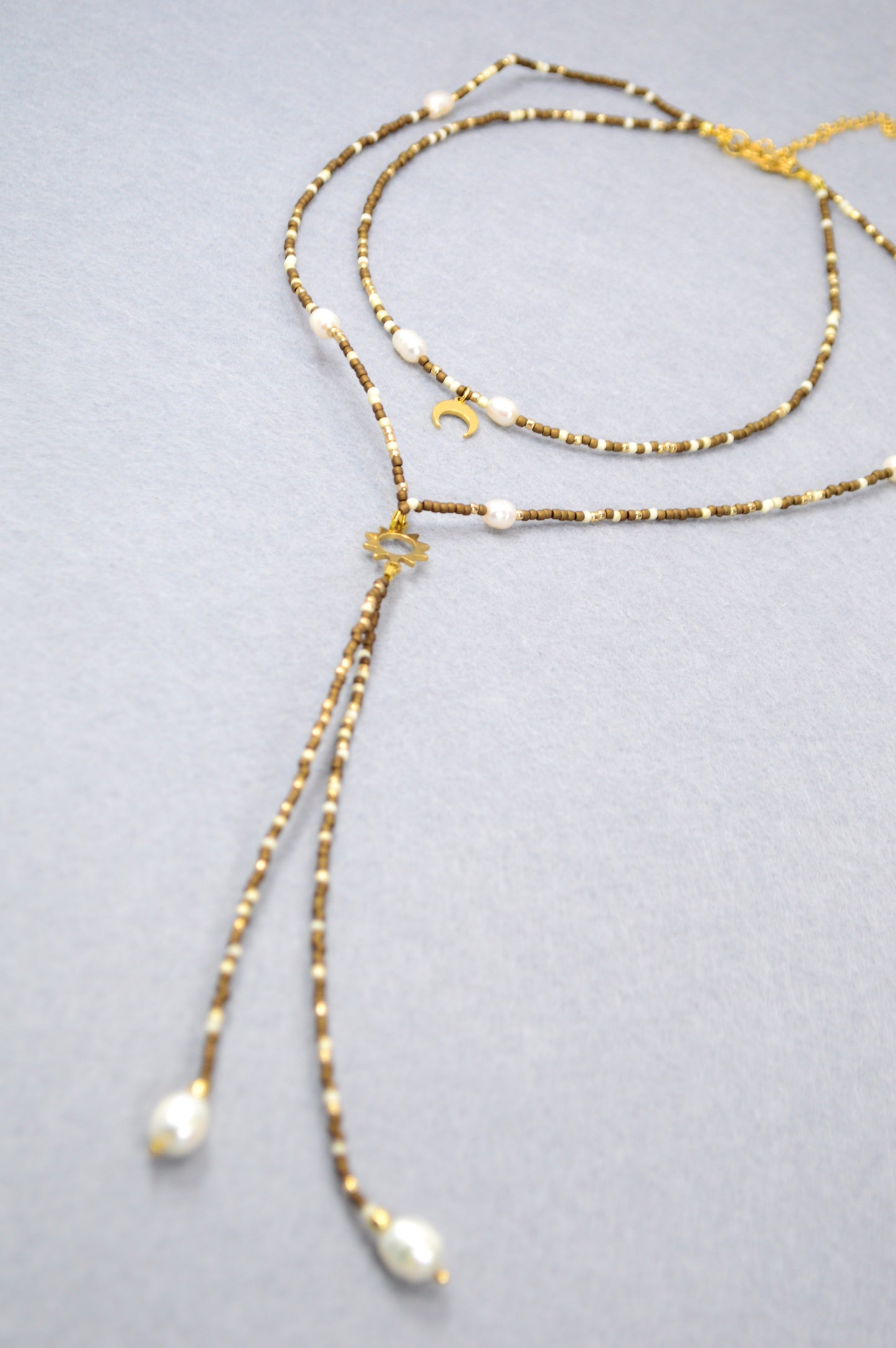 Golden Earth Collier Y marron à plusieurs rangs avec soleil et lune
