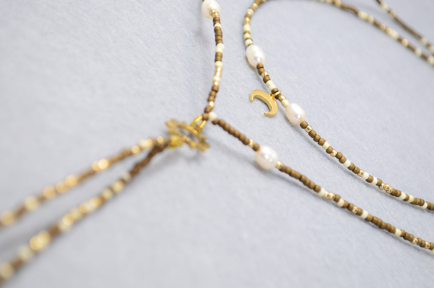 Golden Earth Collier Y marron à plusieurs rangs avec soleil et lune