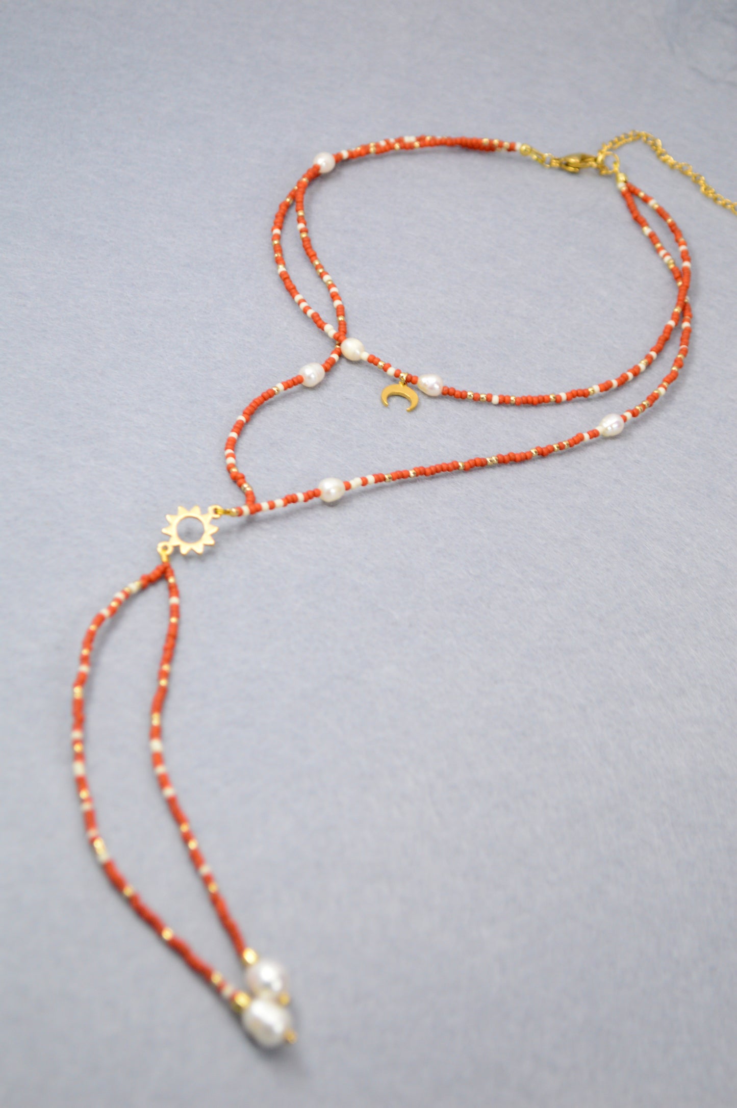 Terracotta Collier Y à plusieurs rangs avec soleil et lune
