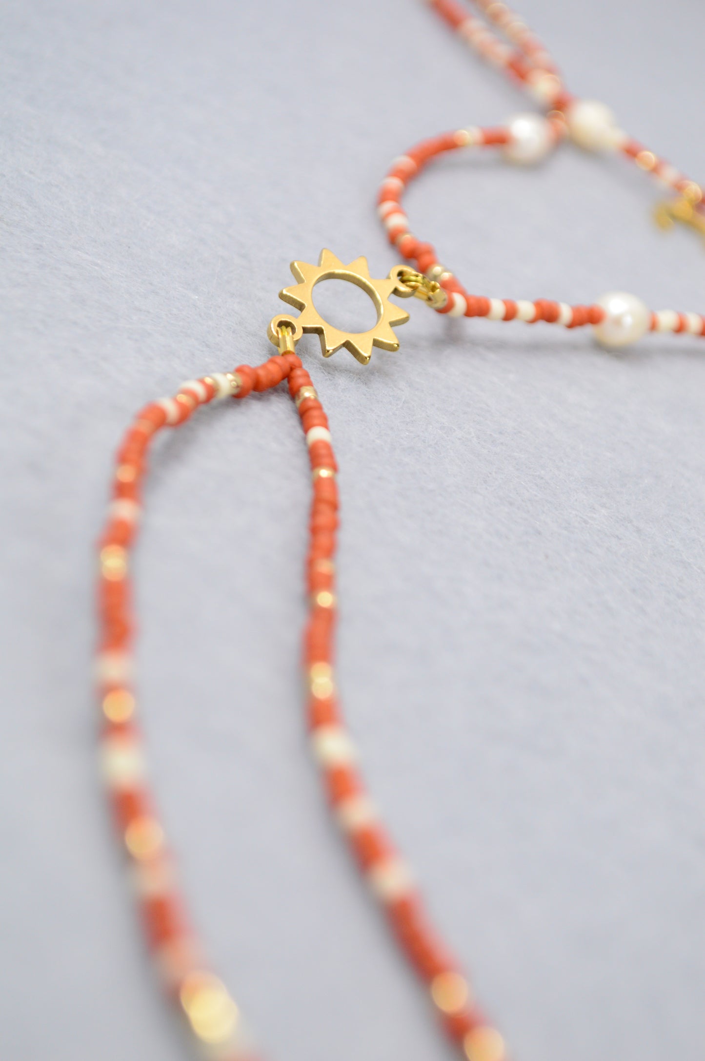Terracotta Collier Y à plusieurs rangs avec soleil et lune
