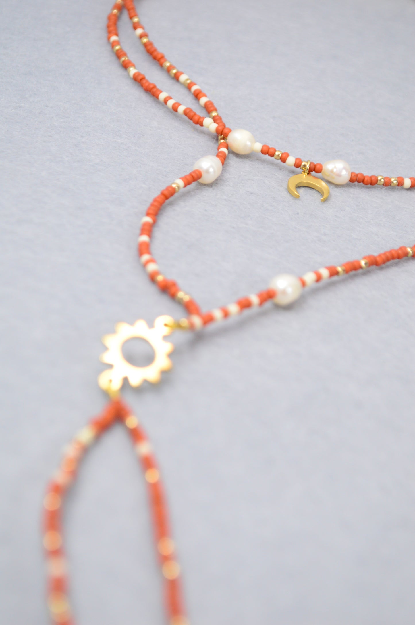 Terracotta Collier Y à plusieurs rangs avec soleil et lune