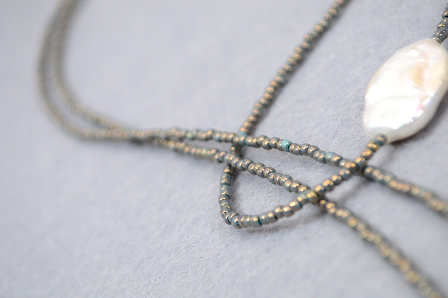 Graphite Pearl Collier lariat – Long collier Y en perles
