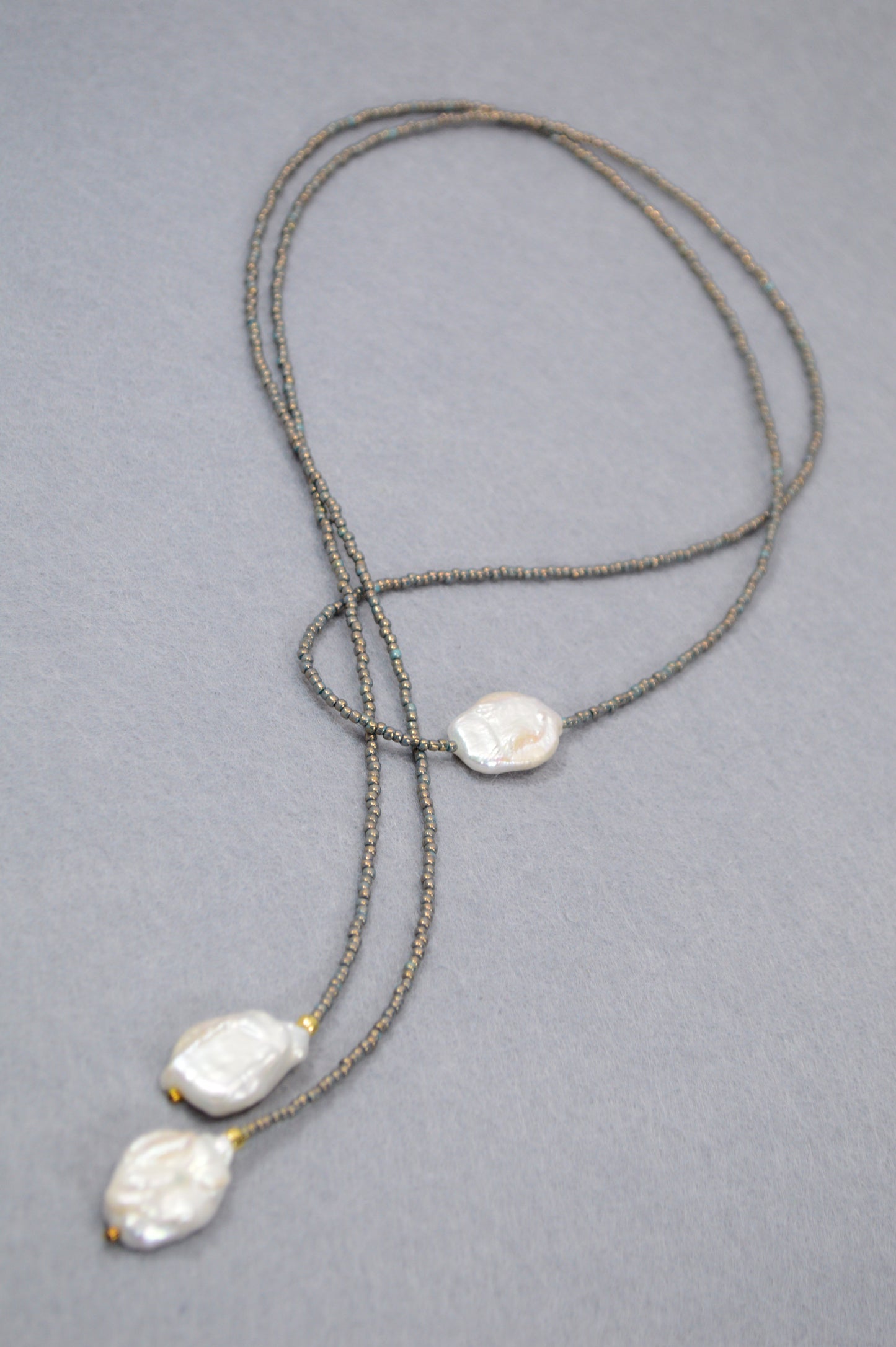 Graphite Pearl Collier lariat – Long collier Y en perles
