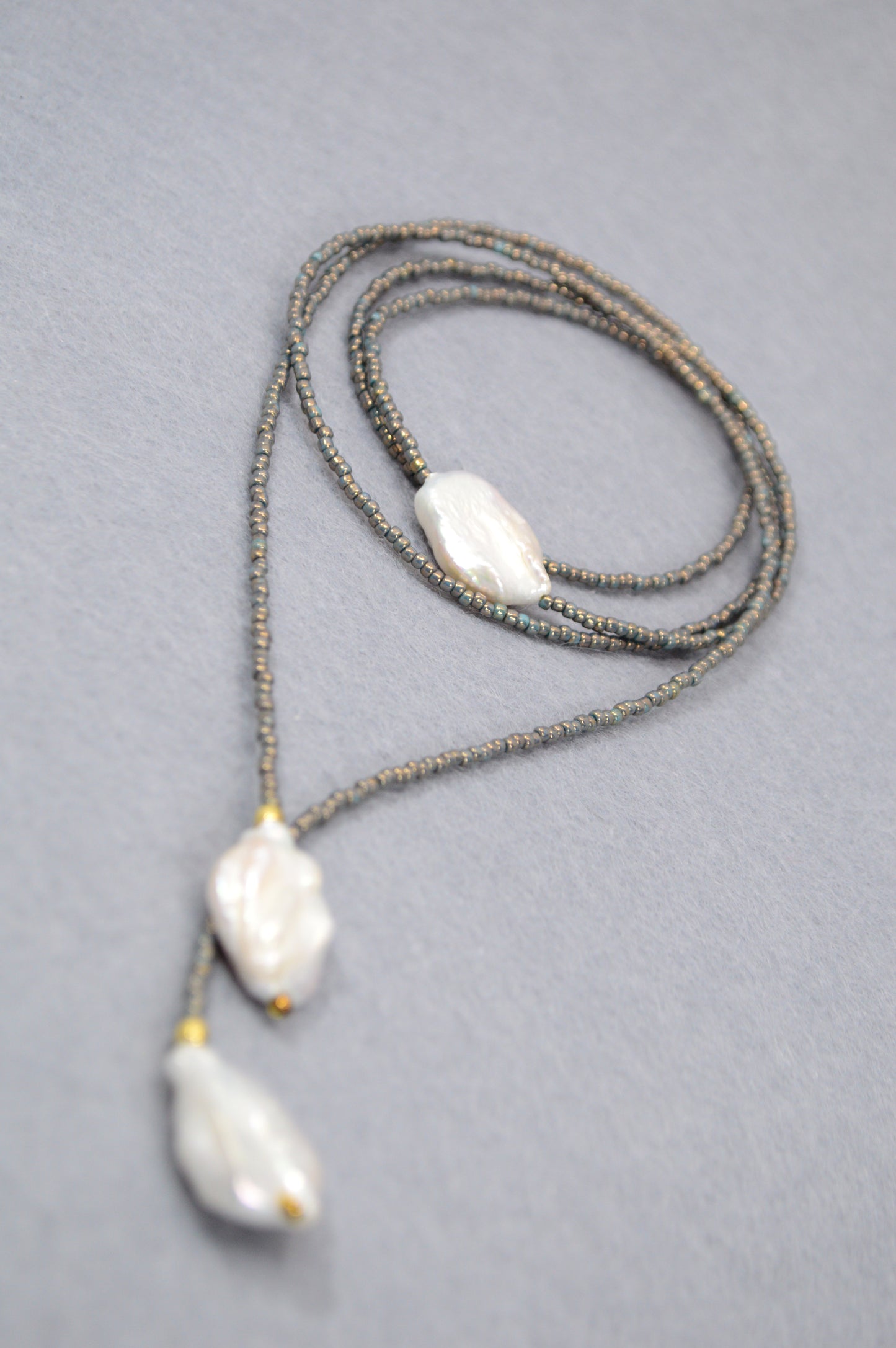 Graphite Pearl Collier lariat – Long collier Y en perles
